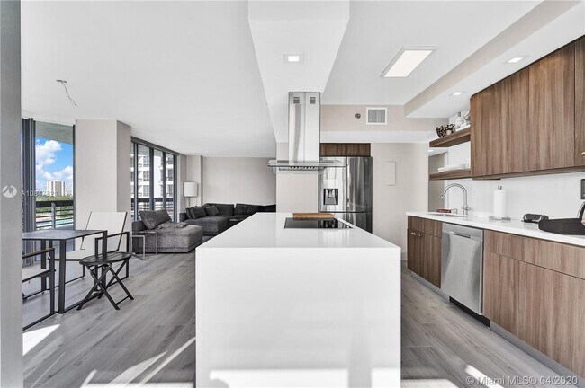 Building Photo - 3600 Mystic Pointe Dr