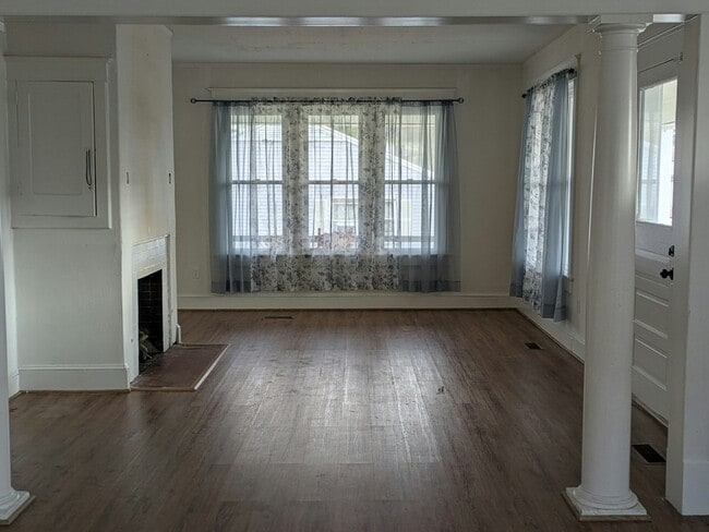 Foto del edificio - 705 E State St