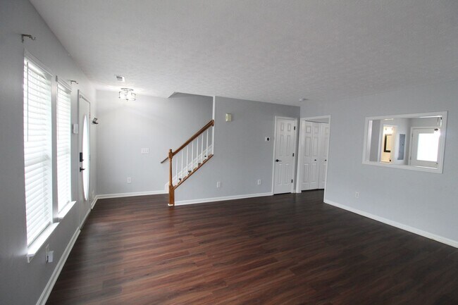 Building Photo - Charming 2 Bedroom, 2.5 Bath Updated Townh...