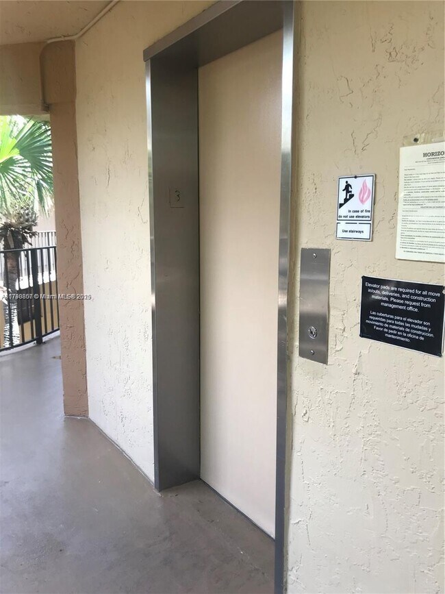 Foto del edificio - 8075 SW 107th Ave