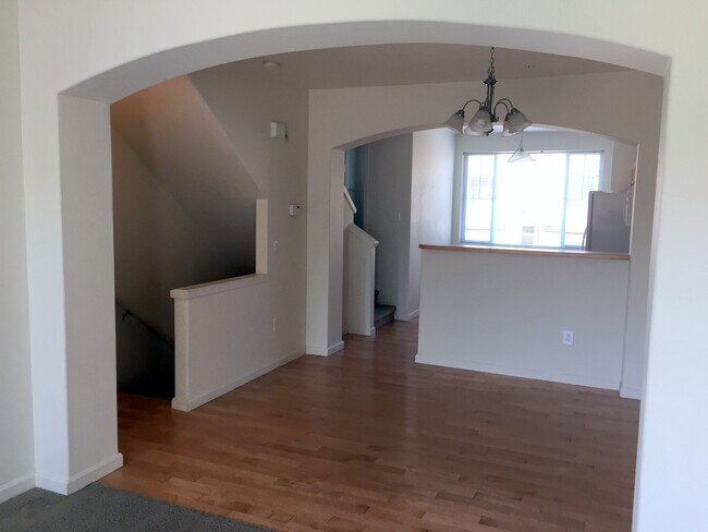 Foto del edificio - Gorgeous Tri-Level Condo at Progress Ridge With Views of Lake ~ Must See!