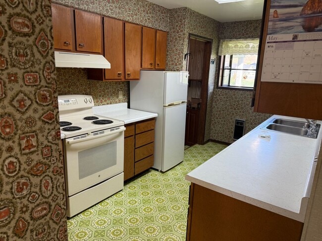 Building Photo - Adorable 1970's Farmhouse - 3 bed 1 bath