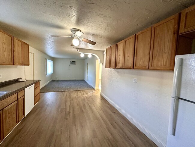 Foto del edificio - LARGE DOWNSTAIRS CORNER UNIT 2 BED 1 BATH