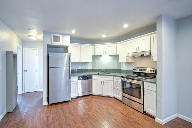 Building Photo - 530 24th St