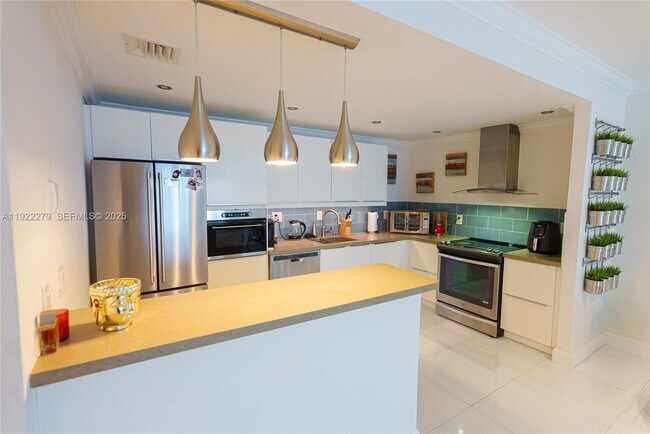 Foto del edificio - 19390 Collins Ave