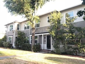 Building Photo - 228 E Maple St