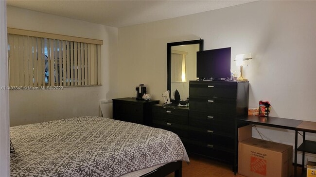 Building Photo - 950 Hillcrest Dr