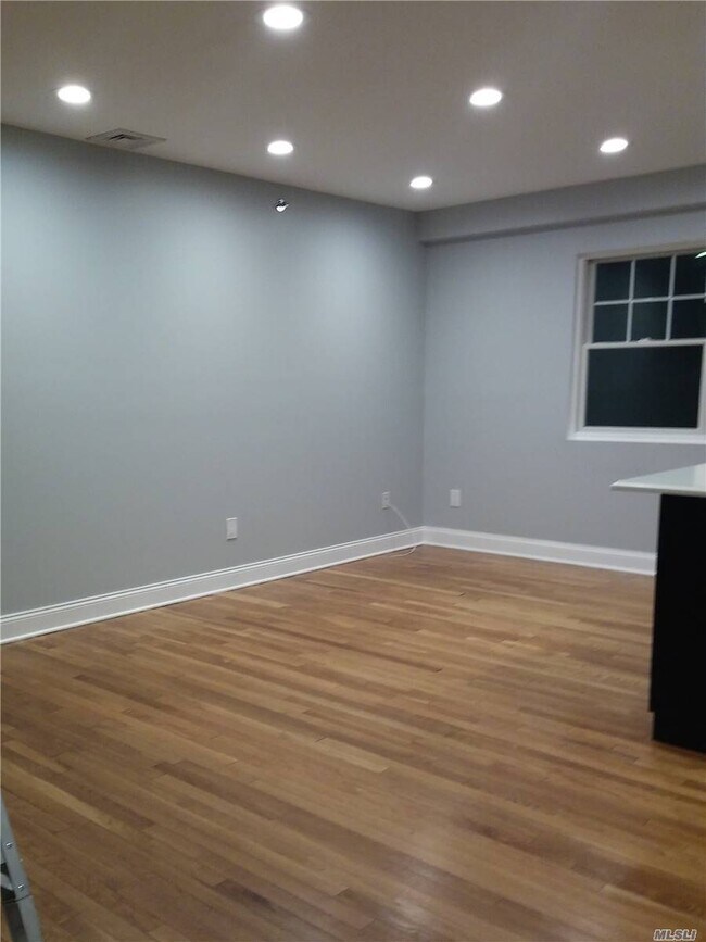 Foto del edificio - 93 Hempstead Ave