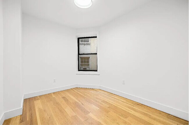 Foto del edificio - 223 E 96th St