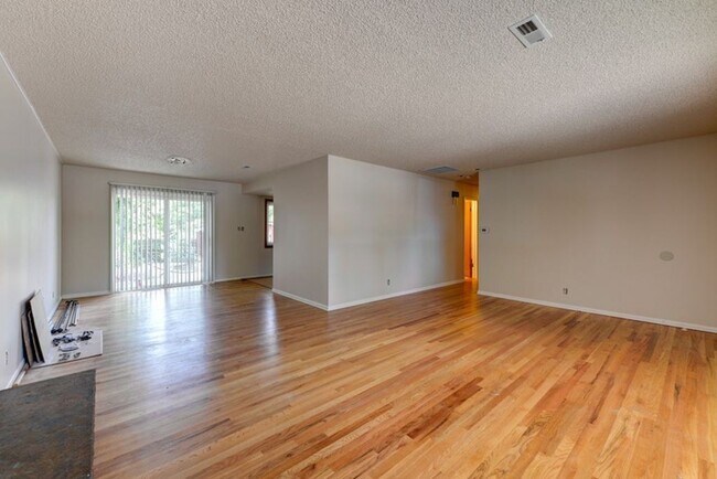 Foto del edificio - "Rare Find" Updated Large 5 Bedroom home W/Finished Basement!