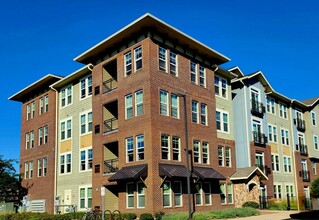Building Photo - 670 E Algonquin Rd
