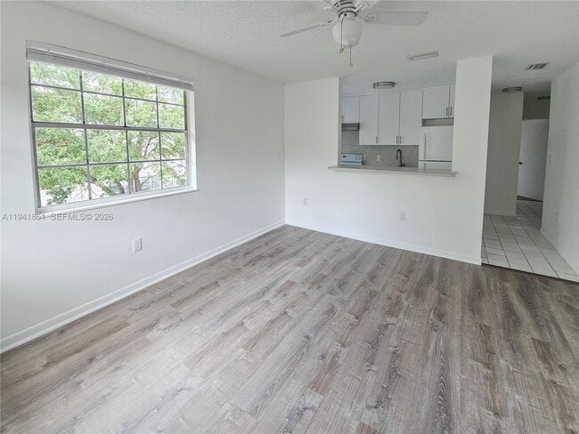 Foto del edificio - 6617 SW 10th St