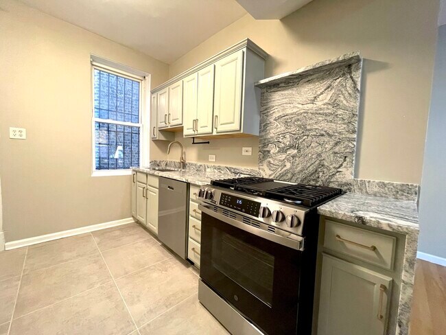 Building Photo - 4324 N Hoyne Ave