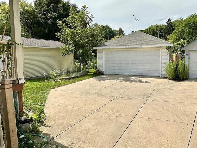 Garage and shared driveway - 1710 Helena St