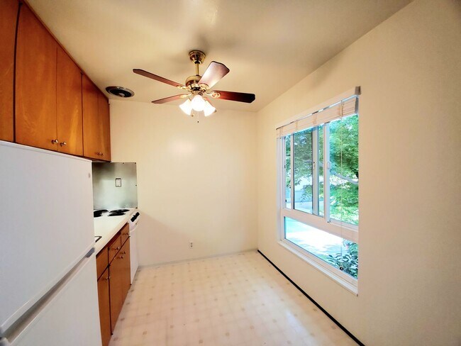 Building Photo - Woodlake studio available now!
