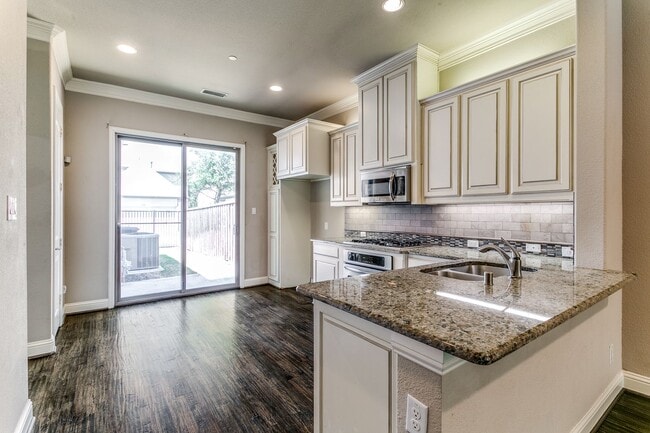Building Photo - Awesome 3Bed/2Bath Townhome in The Villas ...