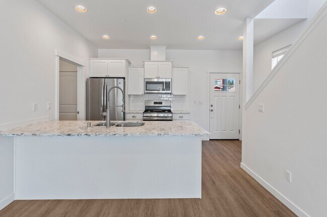 Foto del edificio - 3 Bath 2.5 Bath - Modern Townhome - Hillcrest - NAS Whidbey