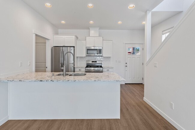 Building Photo - $500 Move In Credit - 3 Bed 2.5 Bath - Mod...