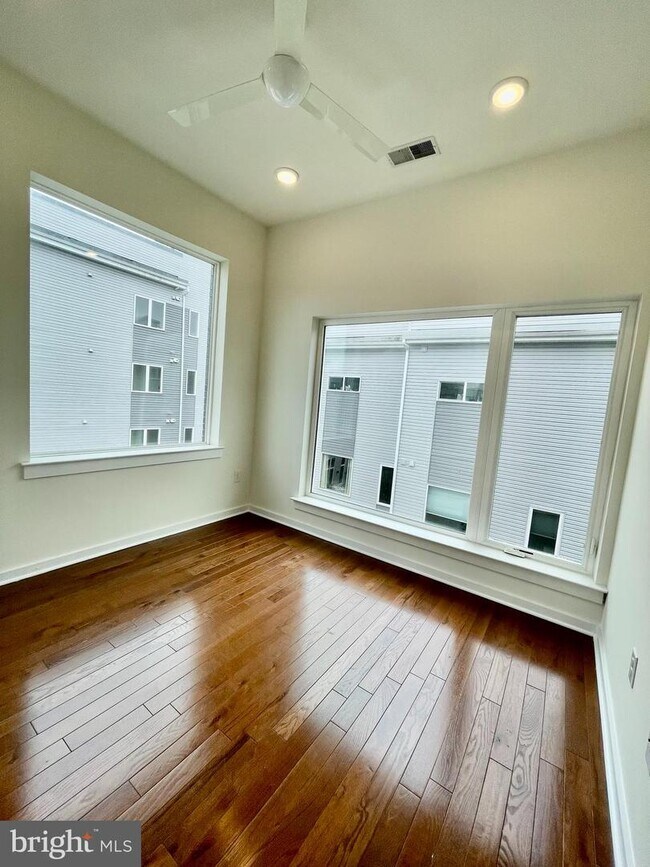 Building Photo - 1642 N 5th Ct