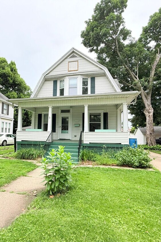 Primary Photo - Spacious 3-Bedroom Home with Modern Comfor...