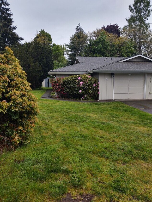 Foto principal - 2BD/1B Lacey Duplex with Large Yard and Ga...