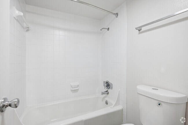 1 habitación, 1 baño - 500 pies cuadrados - Baño - Woodberry Heights