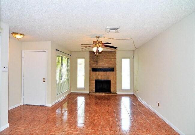 Building Photo - 2305 Broadlawn Dr