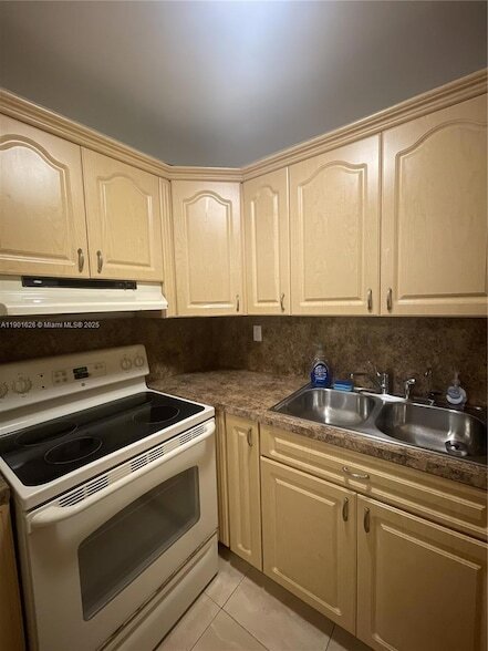 Building Photo - 1305 W 46th St