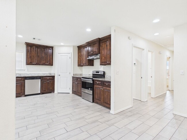 Building Photo - 621 S Hill St