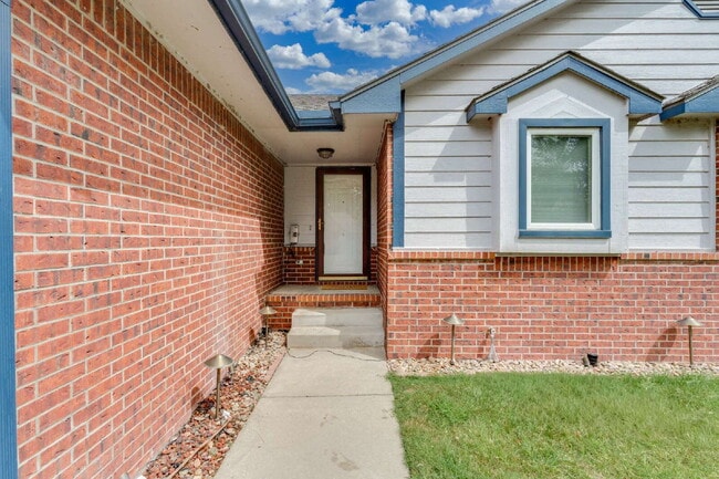 Building Photo - 6514 W Briarwood Ave