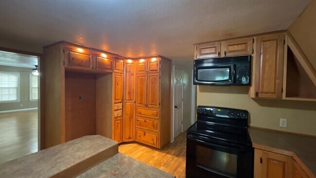 Building Photo - 241 Southwood Shores Dr