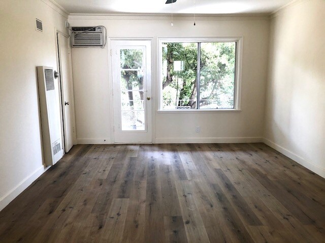 Foto del edificio - 1320 N Martel Ave