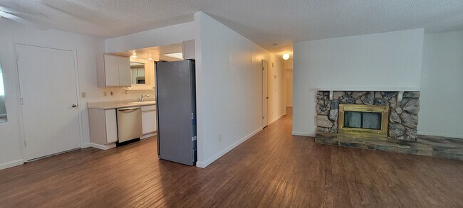 Foto del edificio - 2 Bedroom Condo Near Sacramento River Trail