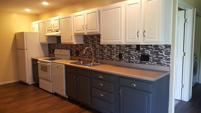 Building Photo - 600 Oakwood Dr