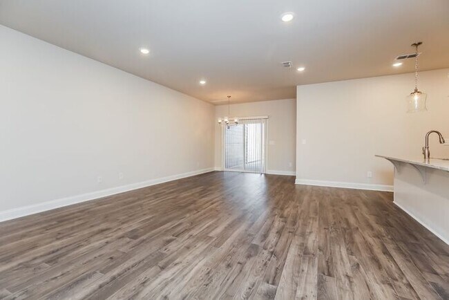 Foto del edificio - 2436 Elmcroft Ave