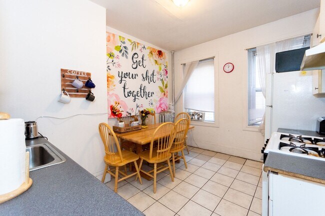 Foto del edificio - Amazing deal on a great BU three bed at Packards Corner