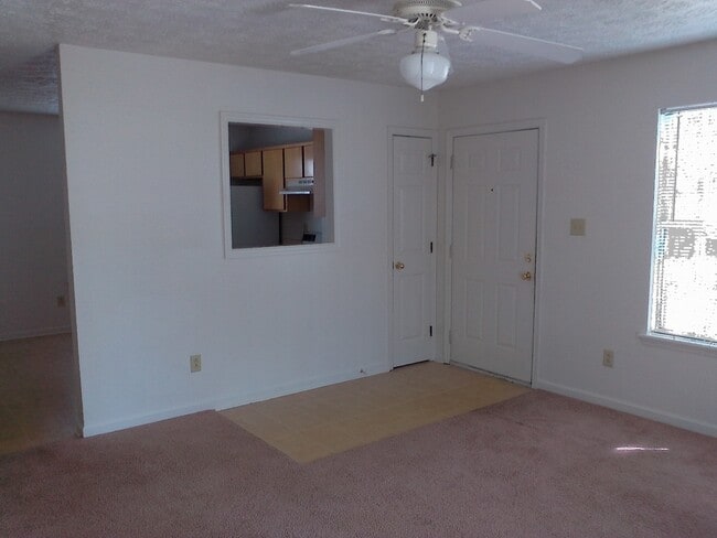 Building Photo - 2 Bedroom, 1 bath apartment Upstairs Unit