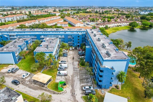 Building Photo - 9375 Fontainebleau Blvd