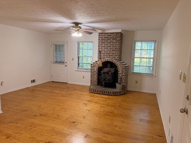 Foto del edificio - Available Now! Charming Watkinsville Home with Large Sunroom & Fenced Yard