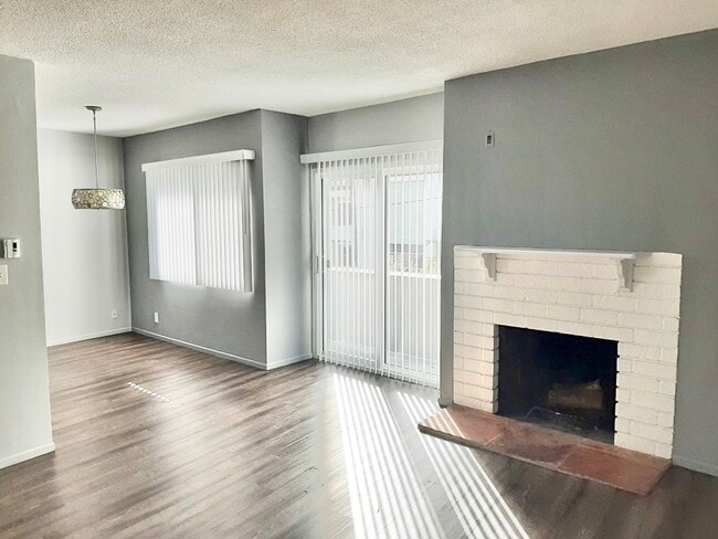 Building Photo - 1830 N La Brea Ave