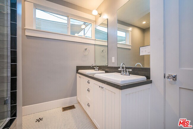 Foto del edificio - 137 N Dillon St