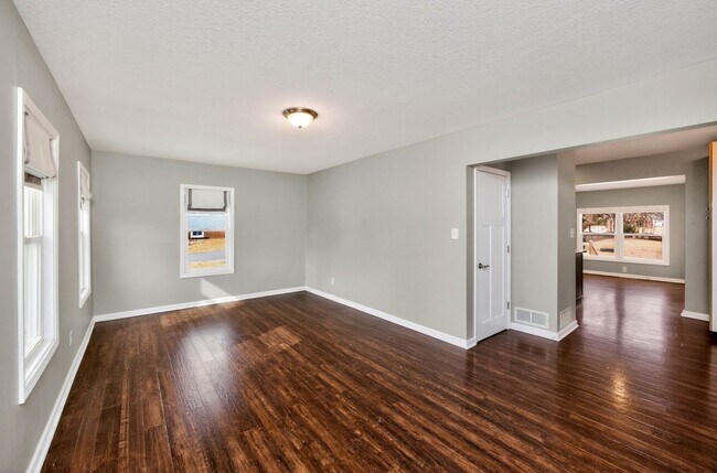 Foto del edificio - LARGE BACKYARD!! 3 Bedroom, 2 Bathroom Home In Urbandale!