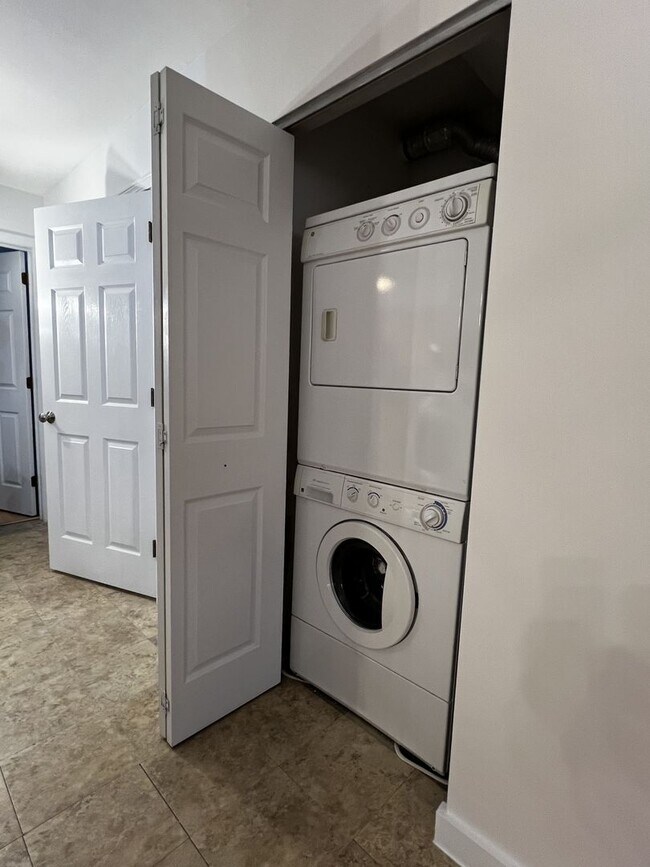 Building Photo - Large 1 Bedroom Condo- Pines Edge Condomin