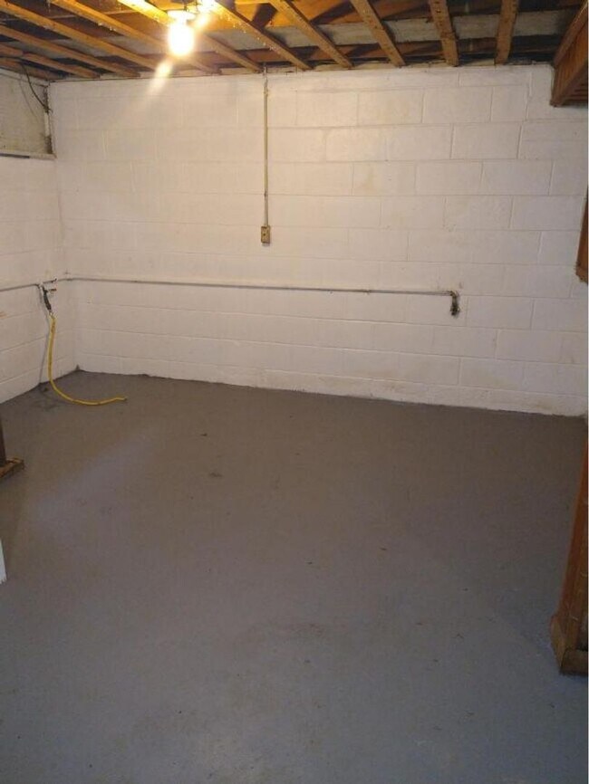 Building Photo - 3 bedroom 1.5 bath newly updated