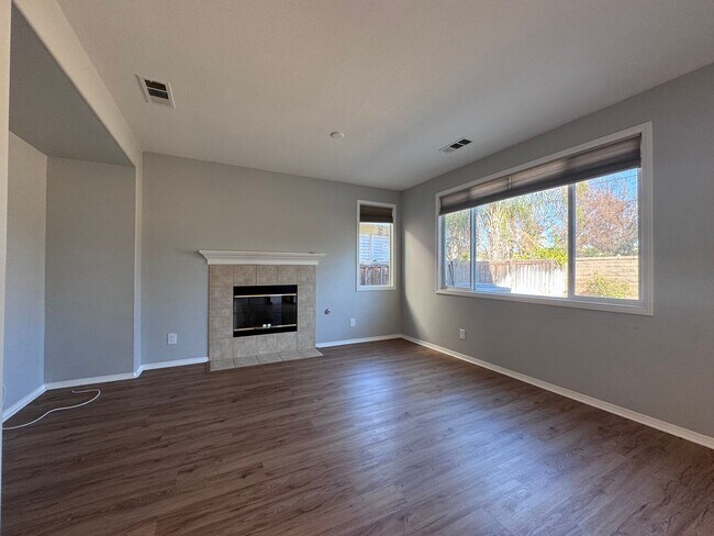 Building Photo - Four Bedroom House with Yard for rent in M...