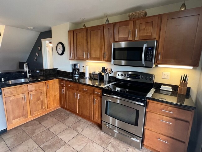 Building Photo - Breakers E-44 – Furnished 2BR with Lanai, ...