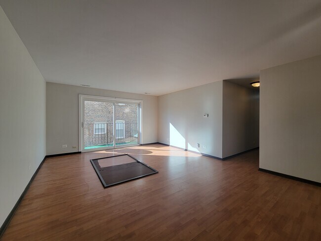 Building Photo - 2615 W Foster Ave
