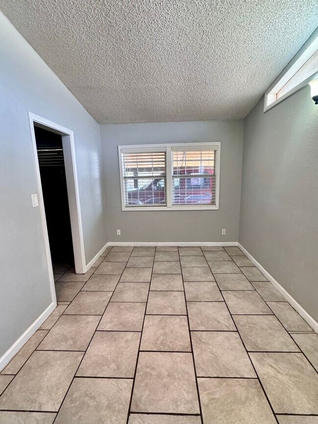 Foto del edificio - Charming 3-bedroom, 1-bath home featuring an attached carport and a fully fenced backyard—perfect...