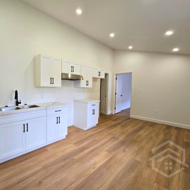Building Photo - 1-Bedroom Apartment Available!!