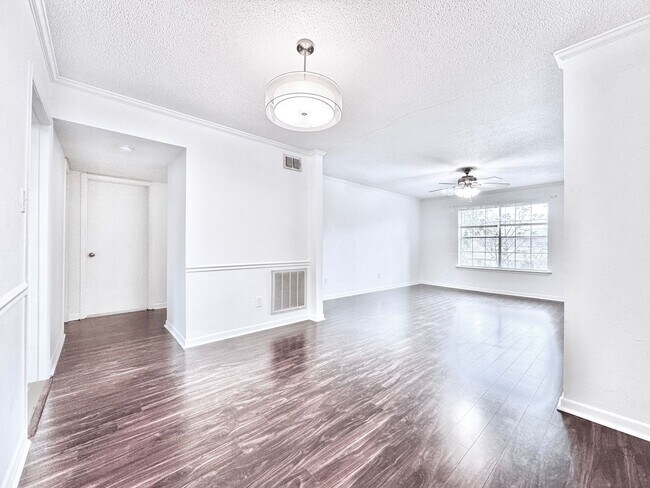 Foto del edificio - Spacious 2 Bed/2 Bathroom Condo in Bocage – Walk to Towne Center & Whole Foods!